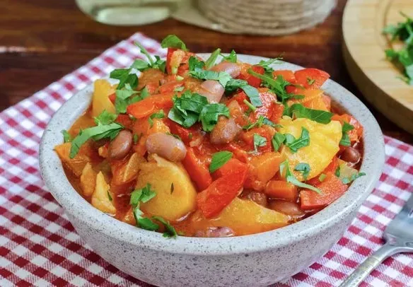 Рагу с картофелем, болгарским перцем, консервированной фасолью и томатами (Задушено ястие с картофи, чушки, консервиран боб и домати)